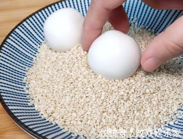 一碗糯米粉，开水一烫，教你做空心麻团，不开裂不回缩，个个空心