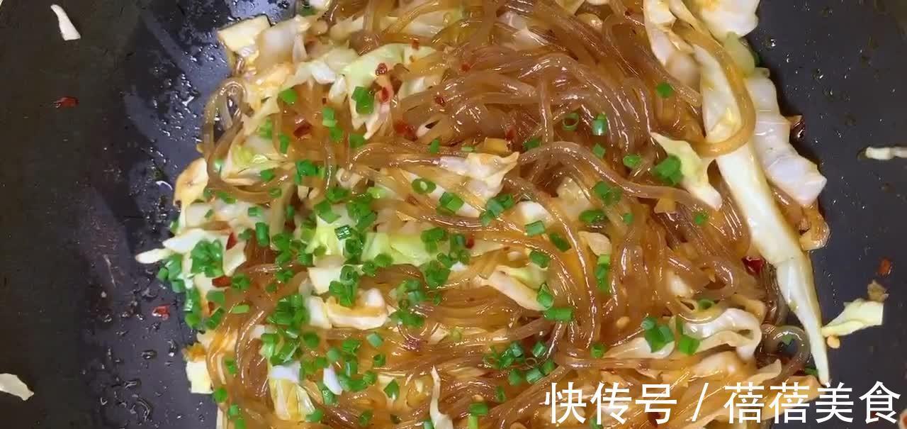 包菜炒粉条,5块钱1整盘,营养丰富清香味美,不放肉末照样香