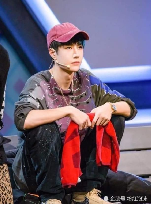 黃渤|誰說王一博話少的黃渤是這樣評價的,街舞節(jié)目組這一小細節(jié)好寵一博啊