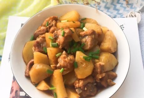 炖排骨时,别直接焯水,多加1个步骤,排骨肉嫩且多汁,不柴不腥