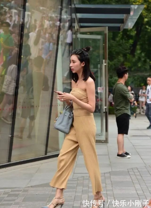 高跟鞋 黑色露肩上衣搭配灰色打底裤,轻盈软糯,提升时尚度