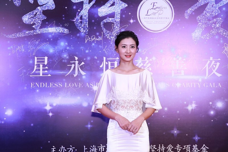 上半身|“眉姐姐”看着更美了,穿白色的长裙,身材显得好纤细啊