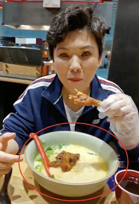 鸡爪|47岁邓亚萍太能吃,晚餐啃猪蹄和鸡爪,饭碗如“盆”一般大