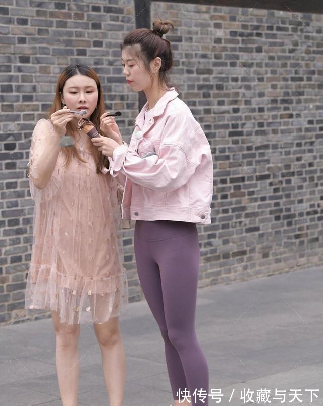 裤子 棕色露腰长袖搭配黑色怀旧打底裤,显得很温柔,稍微正式!