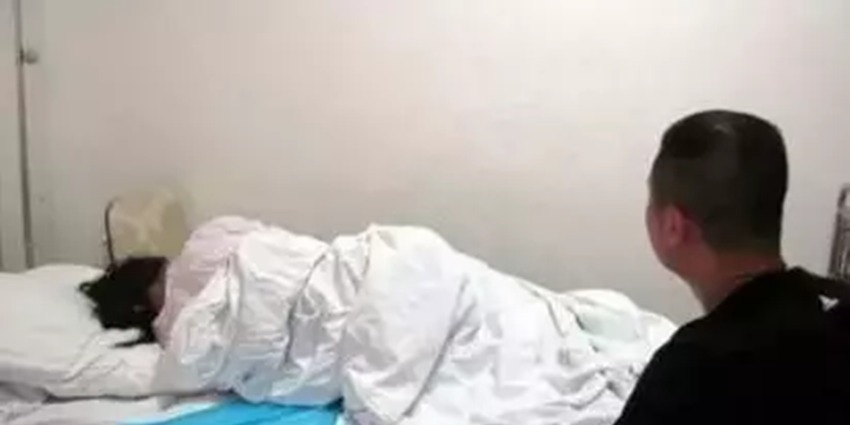 孕妇|28岁孕妈在家突发急产,胎儿伸手喊“救命”,医生检查后却急哭了