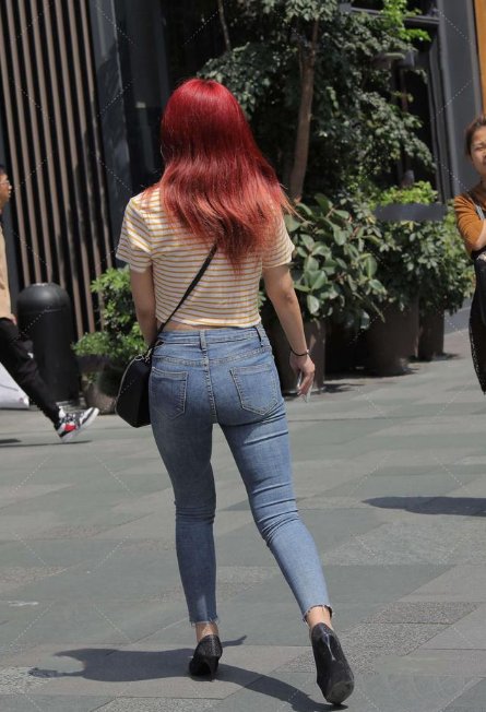 短款条纹图案上衣，搭配简单牛仔裤，塑造轻松减龄的休闲穿搭