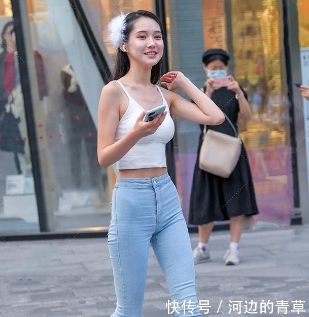 匀称的女|时髦女孩任性,穿牛仔裤配吊带,演绎青春个性之美