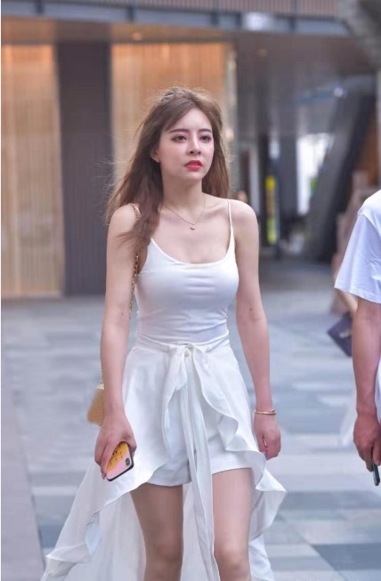 搭配 美女脚上搭配上一双一字带的高跟鞋,让双腿显得更加的迷人气质