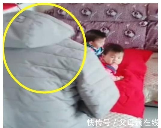 快递|妈妈下楼拿快递,摆了个假妈妈盯着双胞胎,这画面原谅俺笑喷了