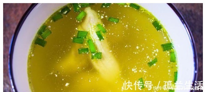 血水|炖鸡汤,最忌直接加水炖,教你一招,鸡肉鲜嫩入味,鸡汤鲜香浓郁!