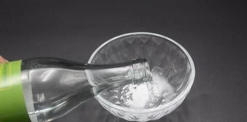 厨房玻璃有油污洗不干净教你一招,轻轻一擦油污全去除,真实用