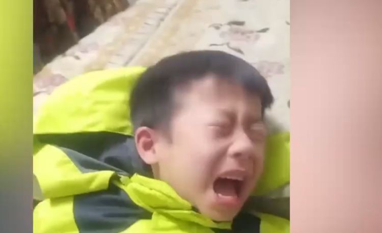 尿养|萌娃被妈妈“屎尿养大”气哭，一脸崩溃笑翻网友：理解能力太强了