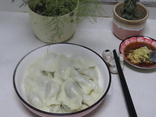 双肉馅饺子，皮薄馅大，咬一口满嘴鲜汁，不爱吃肉老妈吃美了