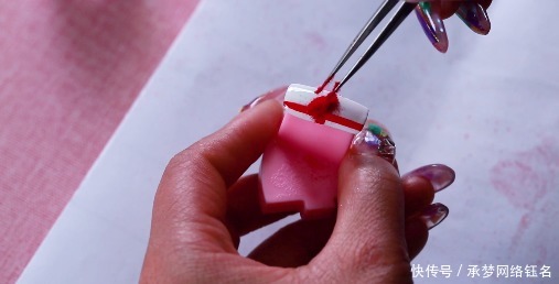 不容错过的丝绒格子美甲教程