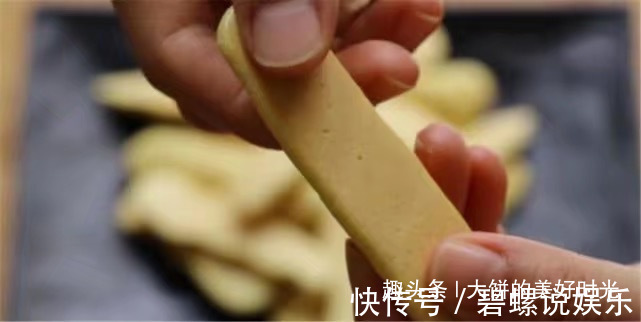 一碗面粉,3个鸡蛋,做孩子爱吃的小零食,比小馒头还香,特美味