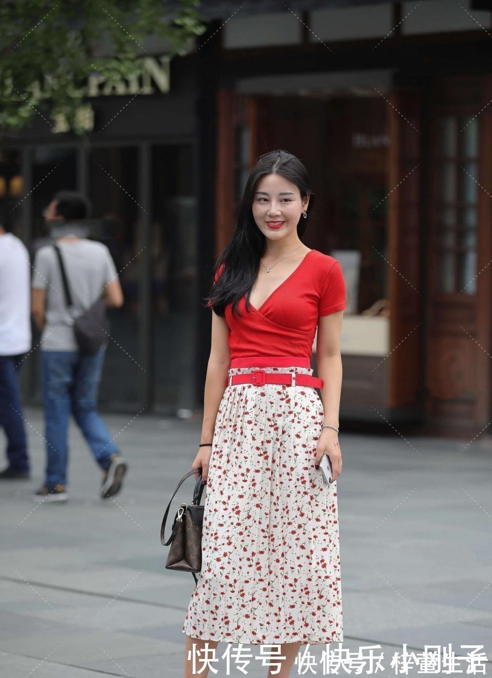 短袖|天生丽质的小姐姐,红色短袖搭碎花长裙,让人看起来满满的气质感