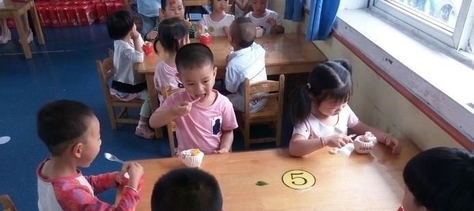 妈妈|孩子幼儿园过生日,妈妈送蛋糕被原封退回,老师:蛋糕太小了