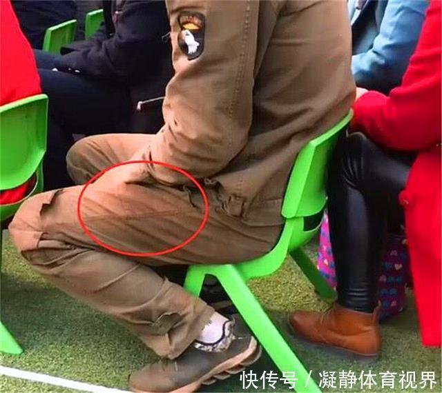 农民工爸爸穿得脏兮兮去开家长会,被拍照发到网上,网友:好父亲