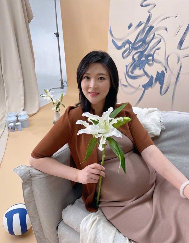 入院|惠若琪端午节挺9月巨肚送祝福,身形笨重手部水肿,疑已入院生娃