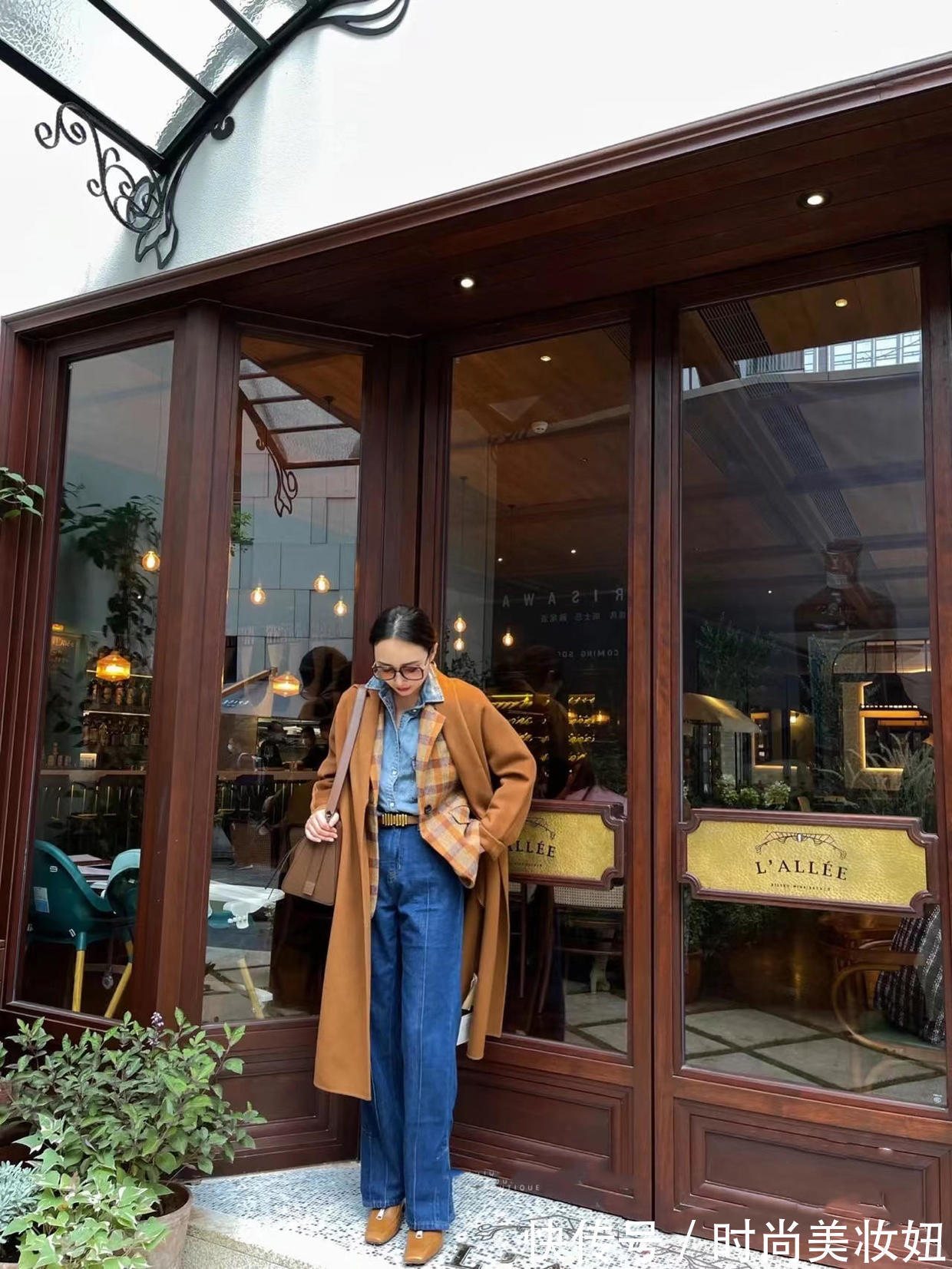 时髦|冬季内搭别选针织衫了,“牛仔衬衫”才是真时髦,百搭减龄又洋气