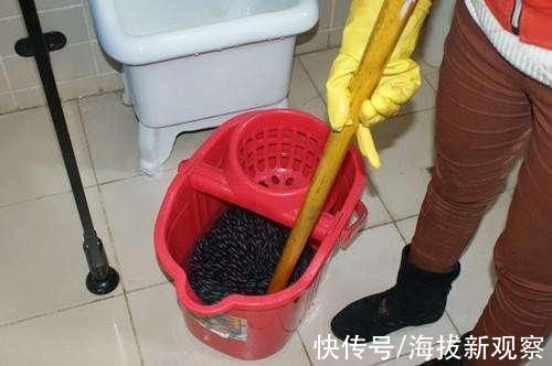清水拖地还不如不拖,拖地时加进这一步骤,地面干净还不沾灰尘!