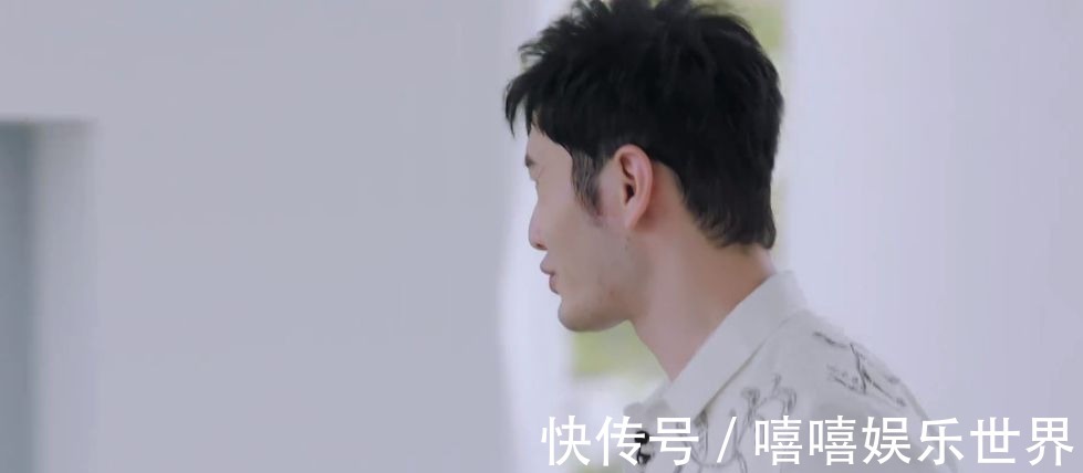 真性情|黄晓明起立敬酒，宁静却坐着，别让真性情成为没礼貌的“保护罩”