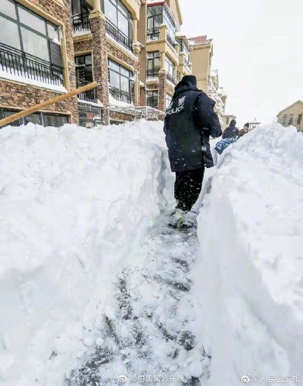 民警|通辽暴雪部分地区积雪达齐腰深，民警为被困老人铲出生命通道