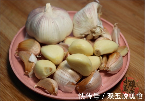 冰糖和大蒜一起泡水喝,好多人不懂有啥用,我也是才知道,太厉害