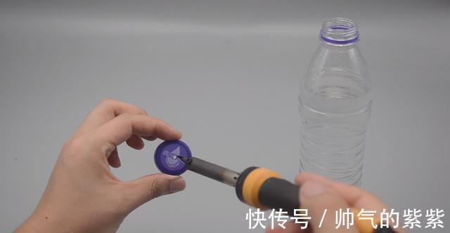 塑料瓶装点水挂在窗边，作用真厉害，邻居见了纷纷学起来