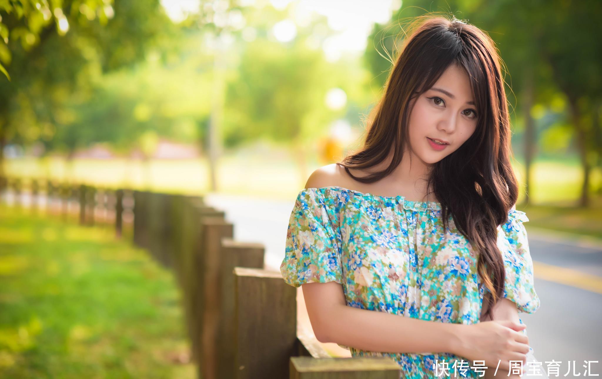 穿上一件女人味十足的小碎花衣服惹得芳香扑面