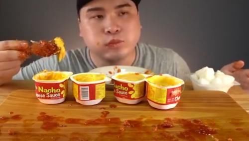 炸鸡腿|大胃王吃50个“炸鸡腿”,刚啃一口看出猫腻,网友求你别装了