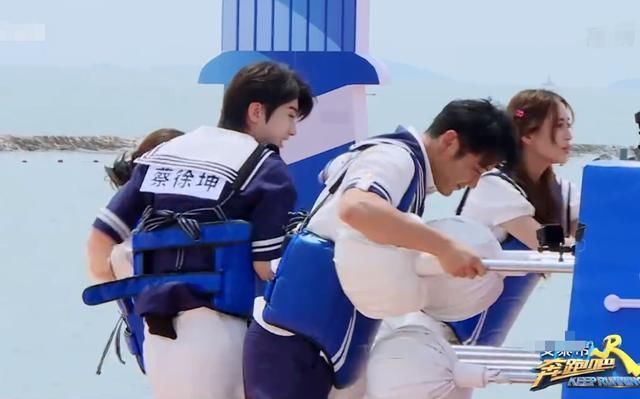 蔡徐坤跟吴宣仪玩搏击,谁留意到蔡徐坤举动“钢铁直男”没错了