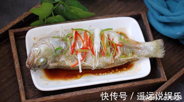 清蒸鱼|做清蒸鲈鱼,牢记“4放2不放”,鱼肉又鲜又嫩,没有腥味,好吃