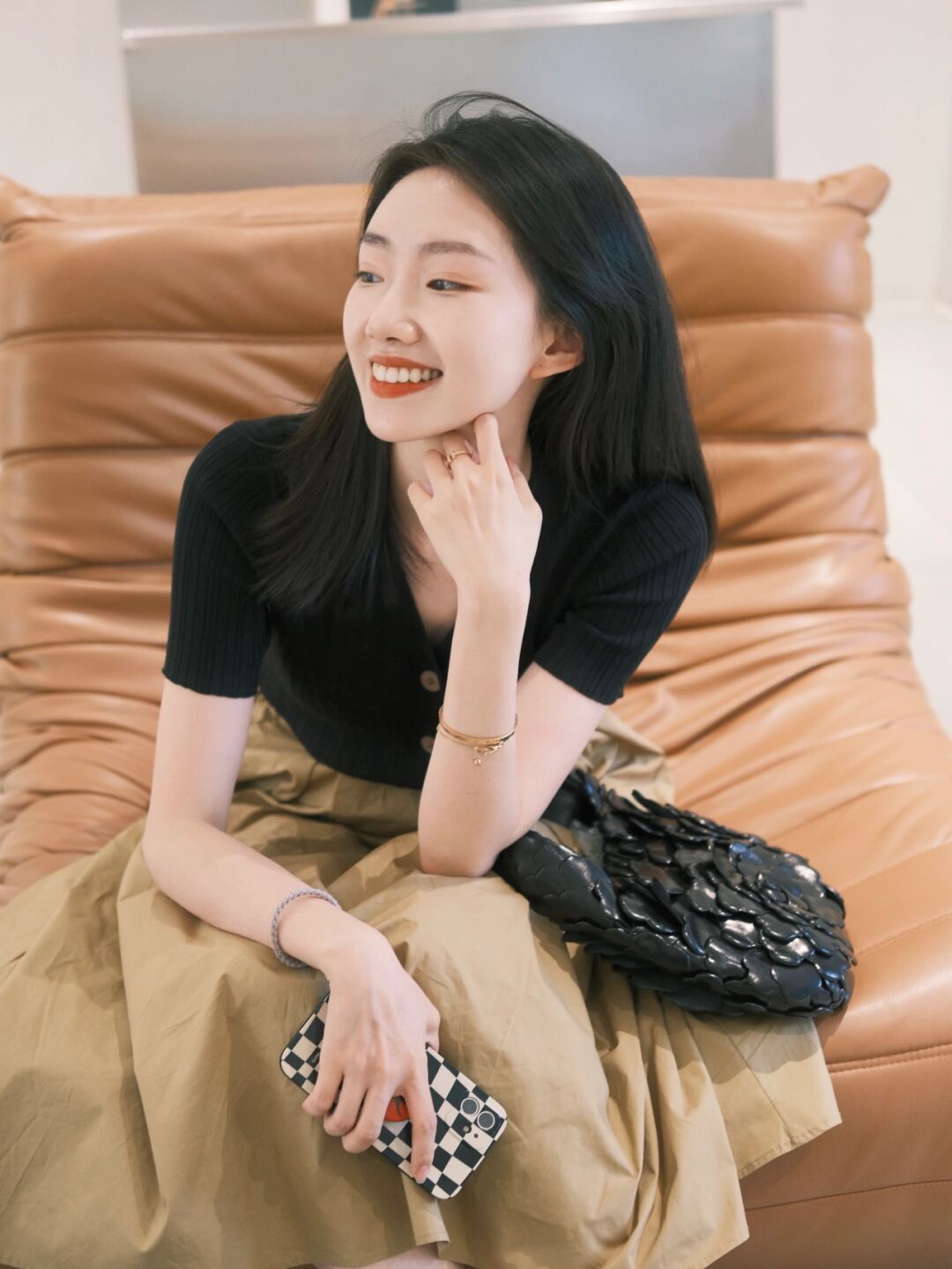 搭配|夏季，如何穿出气质女神范，针织衫搭配半身裙简约高级，清爽干练