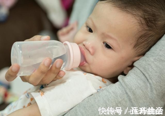 宝宝|宝宝吃奶总爱扭来扭去？孩子虽不会说话，但家长要读得懂“暗号”