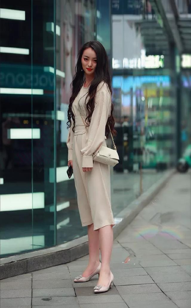 街拍:美女身穿黄色毛衣搭配小皮裙,笑容甜美可爱,非常时髦