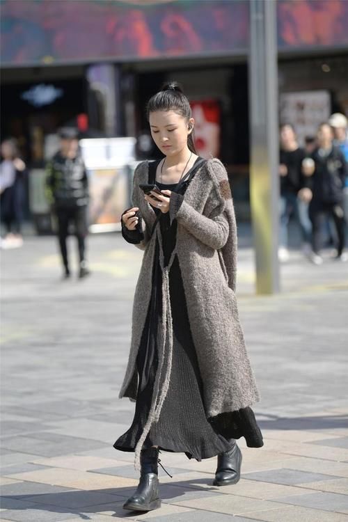 小姐姐穿黑色长款连衣裙,搭配浅灰色羊绒大衣,显得人很清秀!