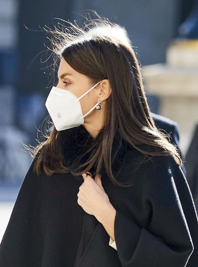 莱蒂齐亚穿黑色斗篷搭灰色裙子, 优雅迷人, 长发飘飘很有淑女范