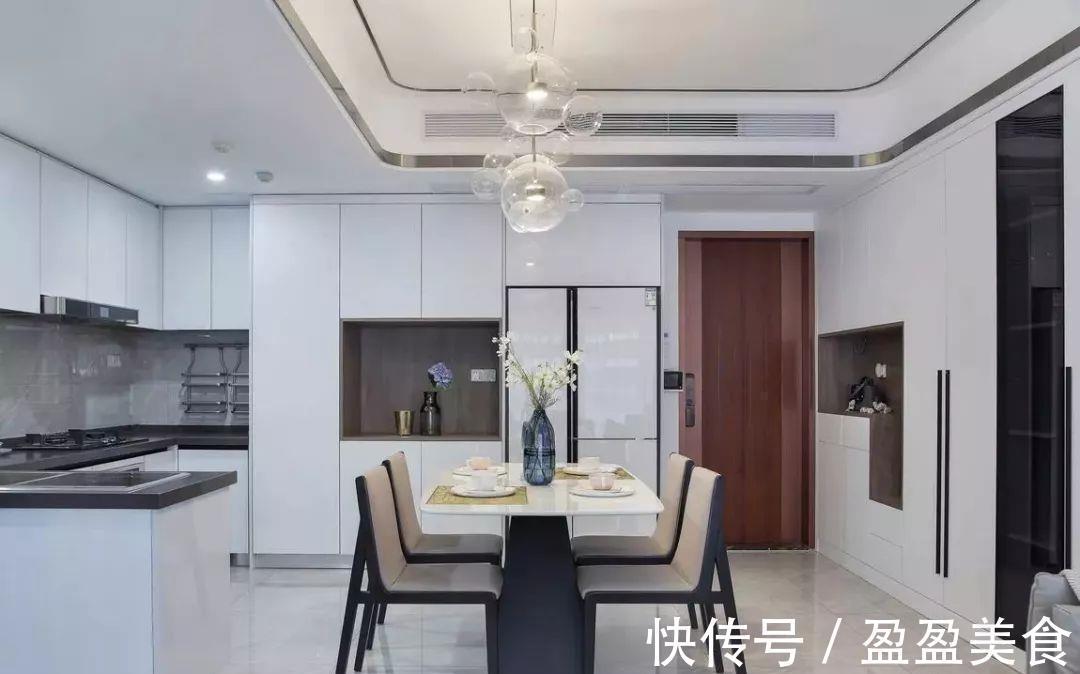 粉色调|125平三居室,入户和餐厅的收纳柜好能装,蓝色背景墙也超惊艳