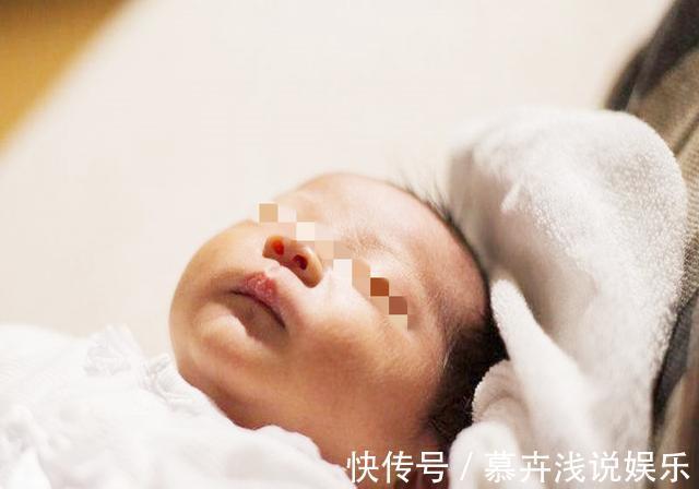 小月|娃刚出生就被抱走,宝妈坐“空月子”抑郁,婆婆:不要就把娃给我