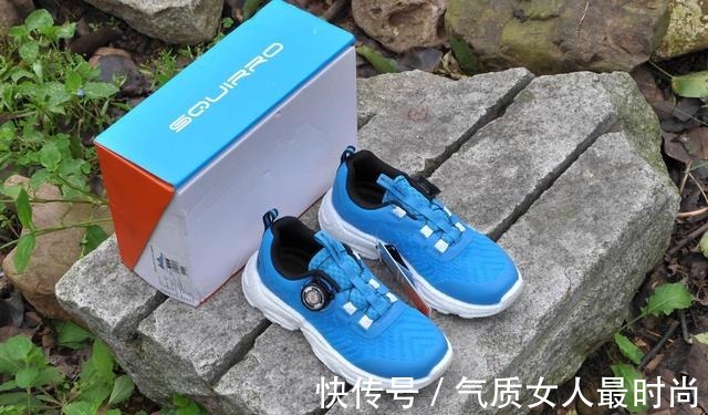 孩子们 这是一双适合中大童的跑鞋,轻弹透气,旋钮系带更方便穿脱!