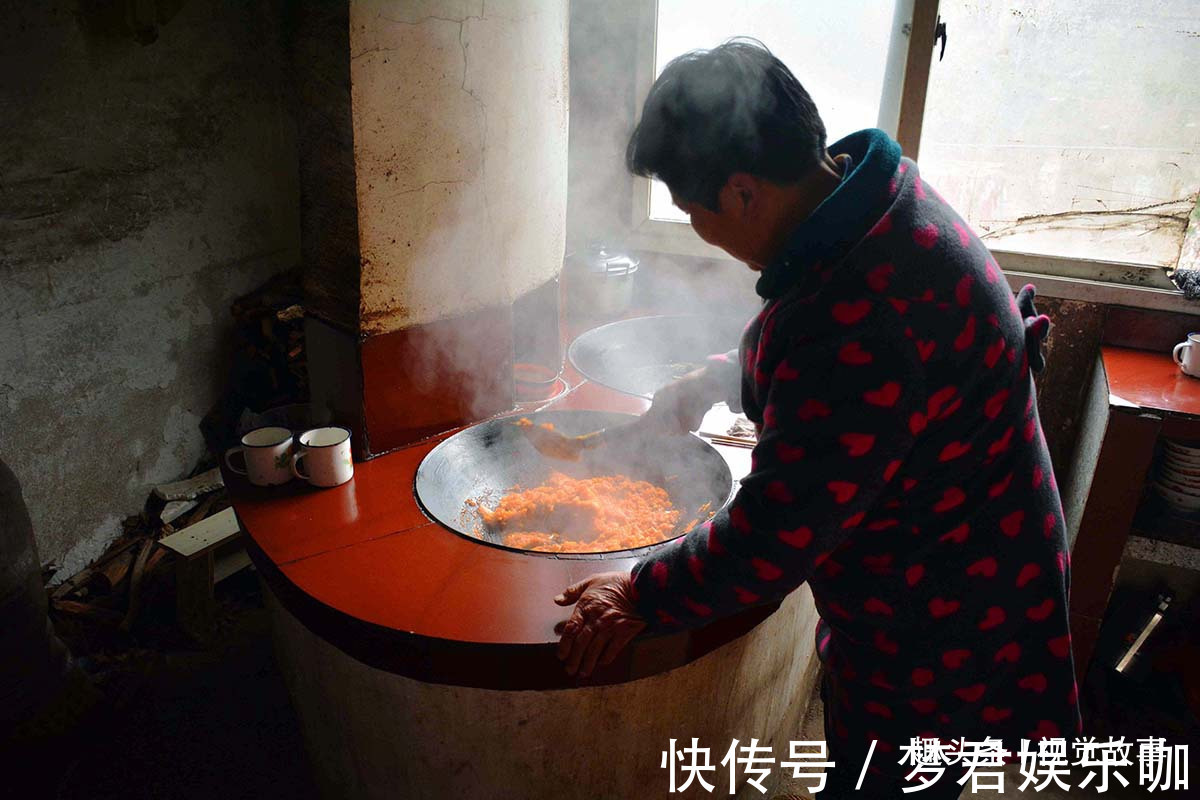 山村68岁大爷行动不便，老伴在家做美食，全给儿媳妇吃