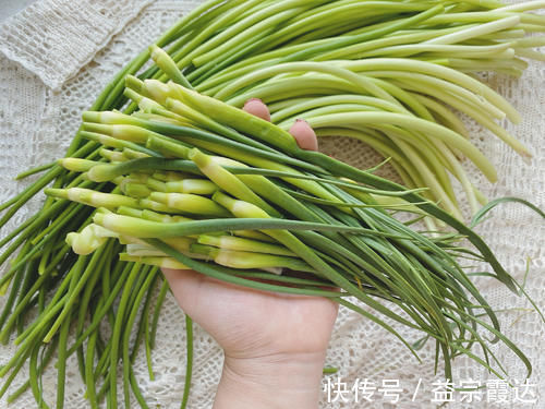 酸辣|多年的腌蒜苔配方，记住“6味3细节”，酸辣脆爽，2小时就能吃