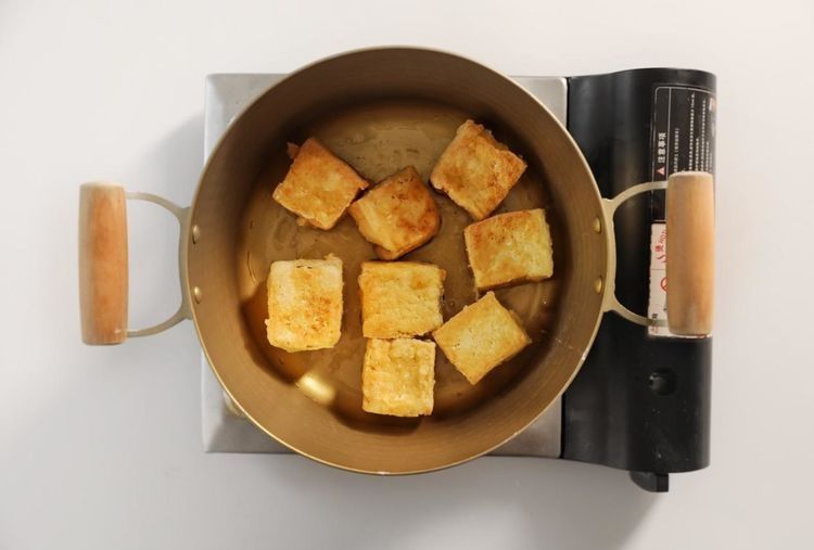 一个鱼头加一块豆腐这样一锅炖，很多人吃了都会上头，太下饭了