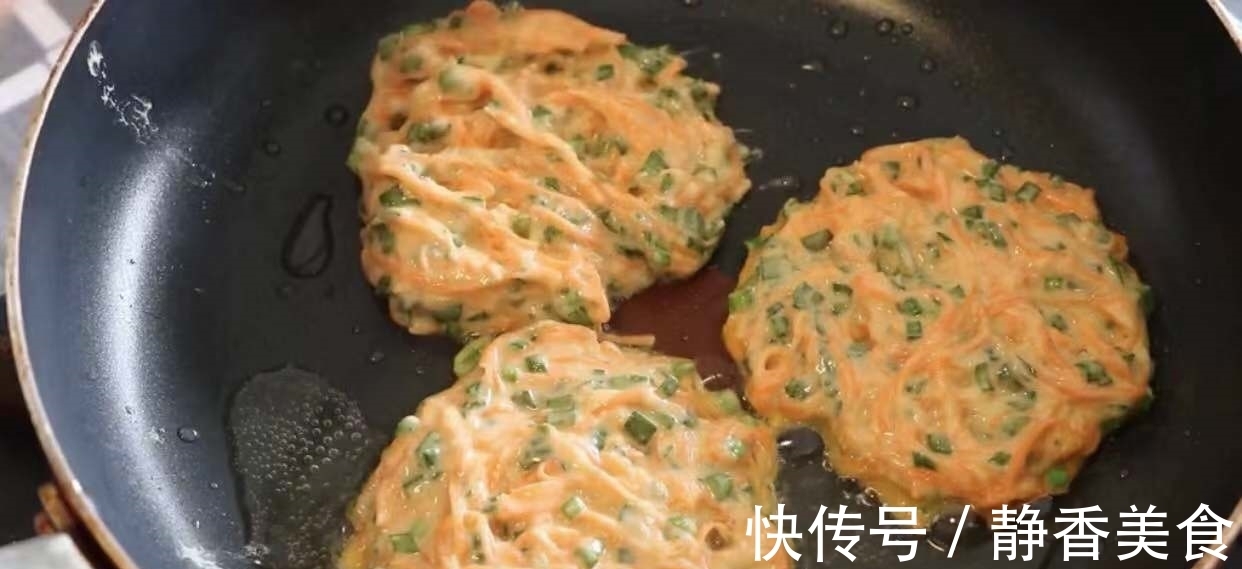 胡萝卜韭菜煎饼，简单又快速，营养又美味，早上别忘记吃饭哦~