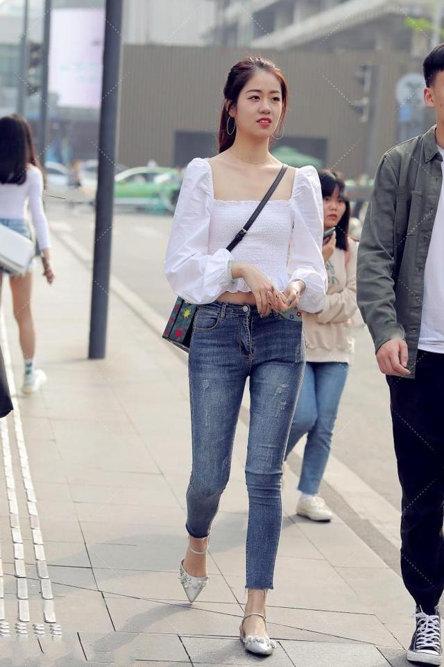 说到时髦与时尚不是露腿就是露脐,就像下面的小姐姐一样