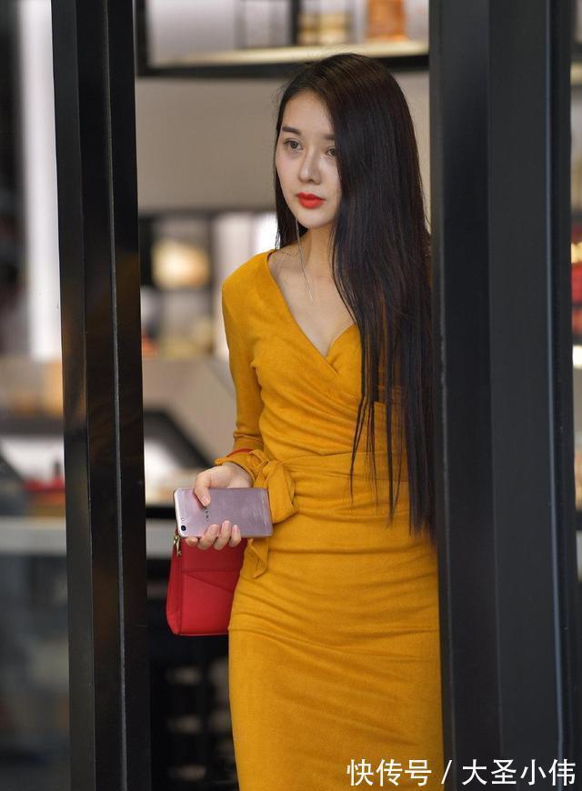 街拍 美女街拍:长裙展示纤细的腿,不同的美需要不同的服装!