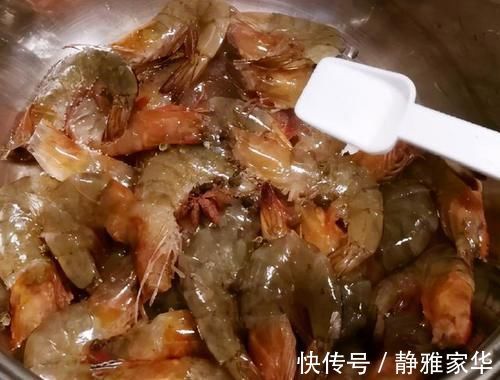 煮大虾时,别往锅中加水了,大厨教我1招,虾肉鲜味足嫩滑不老