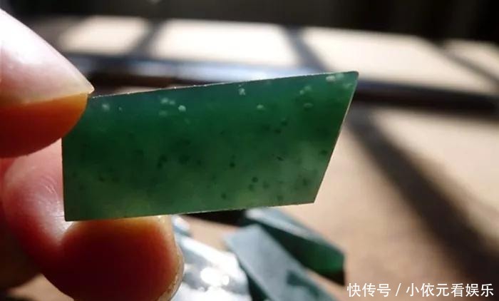 特色|朋友花5000买的原石,切出密密麻麻的棉,是涨是垮难以定夺!