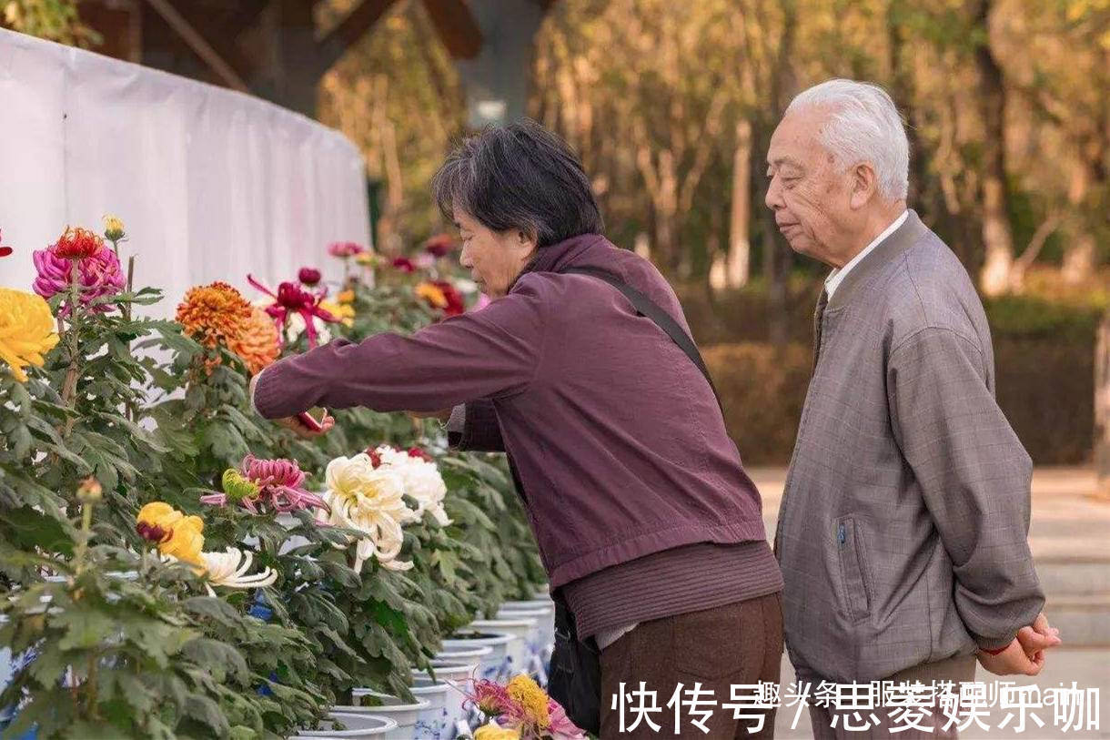 街拍 83岁退休爷爷成穿搭博主，凭借时髦衣品，活出自己最帅的样子
